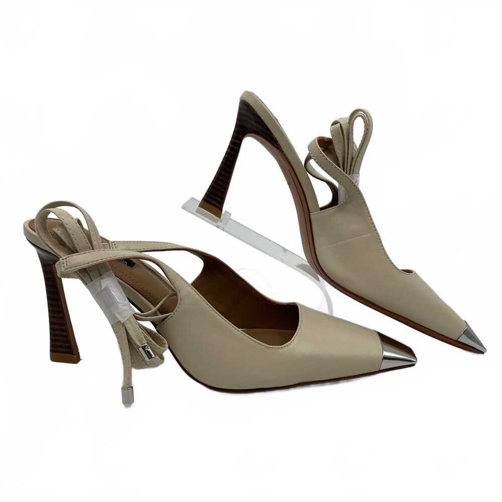 BCBGMaxAzria Beige Silver Heels Cap Toe Lace Up | Womens 9.5